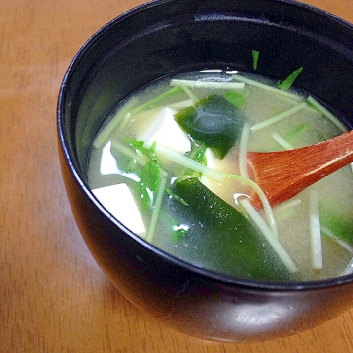 水菜とわかめと豆腐のお味噌汁